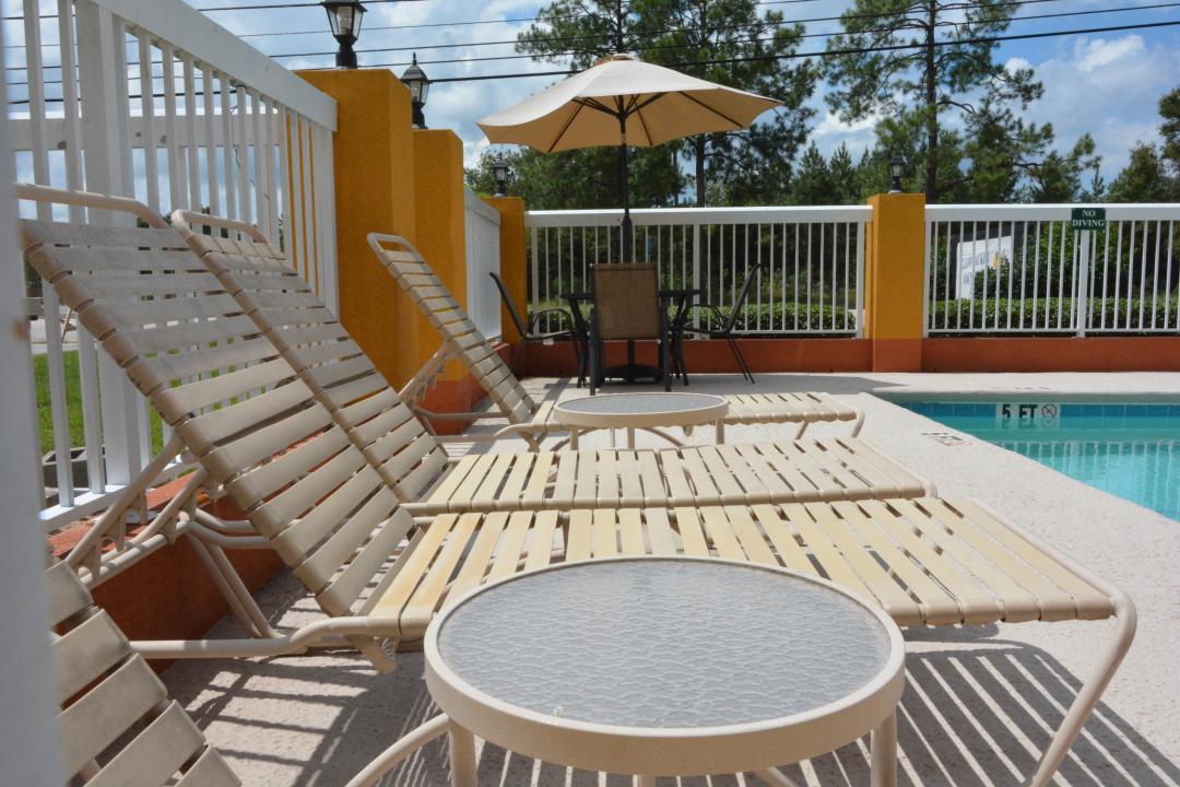 Outdoor Pool Lounge Chairs