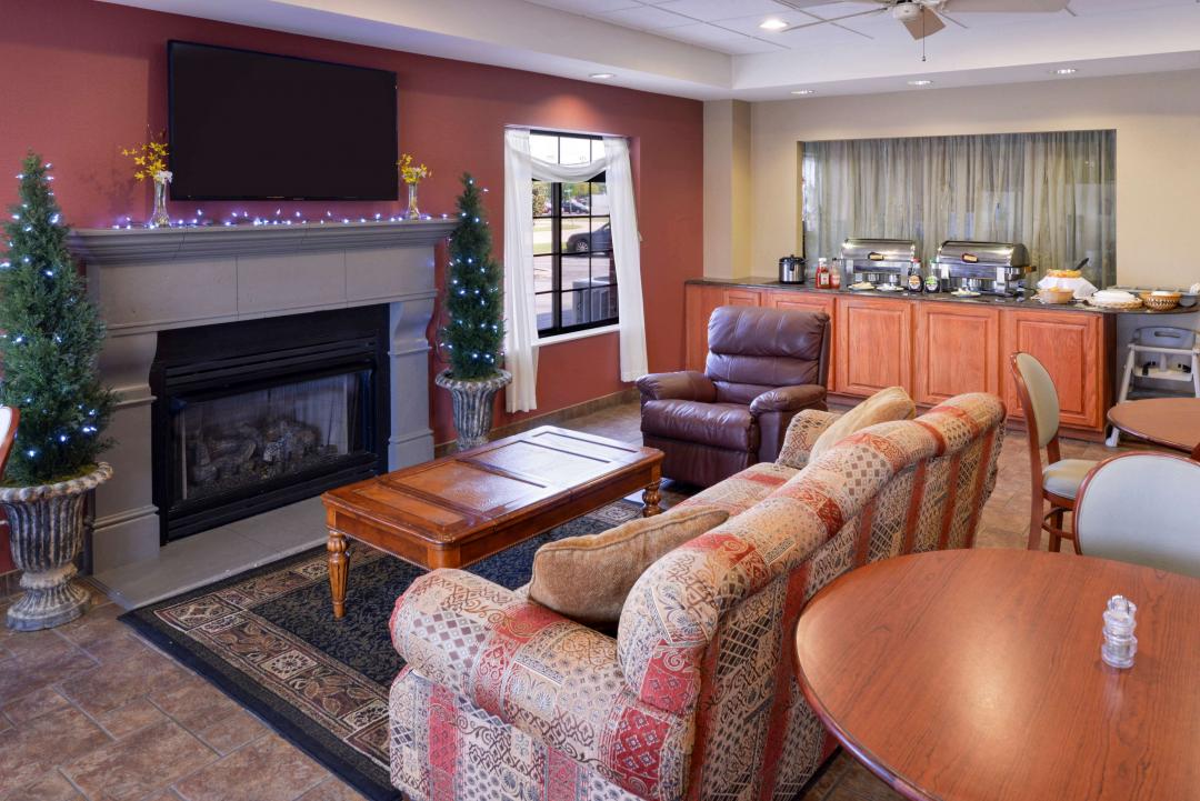Hotel Lobby sitting area with fireplace and breakfast buffet