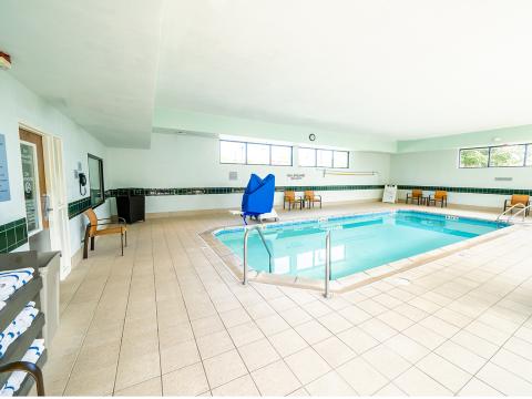 Indoor pool at Sonesta Select Bettendorf Quad Cities.
