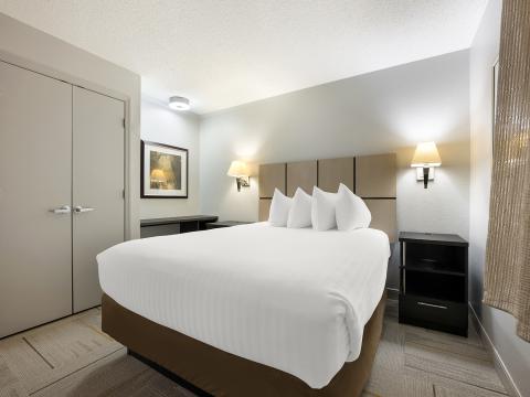 The bedroom in the One Bedroom Suite at Sonesta Simply Suites Huntsville Research Park.