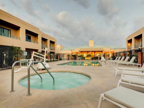 Sonesta Select Scottsdale Mayo Clinic Outdoor Pool Area 