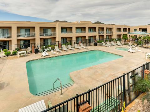 Sonesta Select Scottsdale Mayo Clinic Outdoor Pool Area