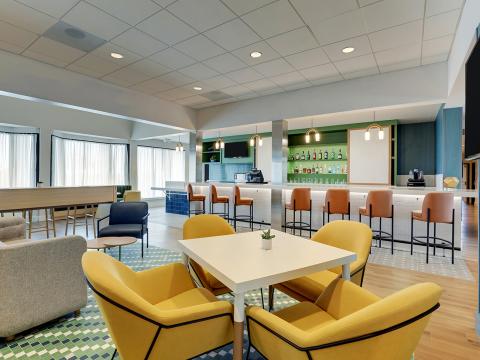 Sonesta Select Scottsdale Mayo Clinic The Commons seating and dining area