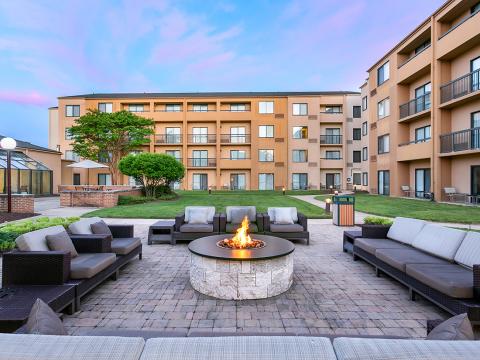 The fire pit and courtyard at the Sonesta Select Greenbelt College Park hotel.