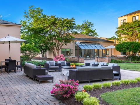 The courtyard at the Sonesta Select Greenbelt College Park hotel.