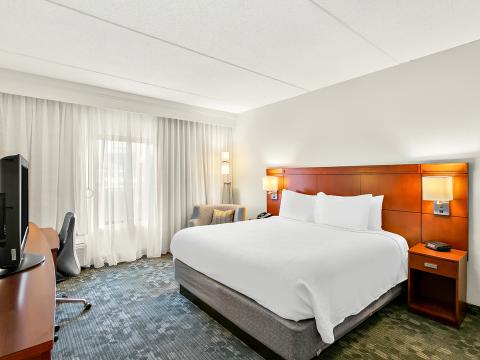 A king room at the Sonesta Select Greenbelt College Park hotel.