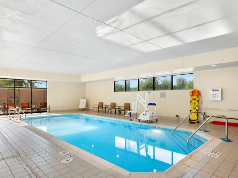 The indoor pool at the Sonesta Select Greenbelt College Park hotel.
