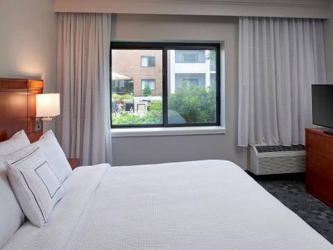 Sonesta Select Minneapolis Eden Prairie - king bed