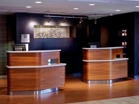 Sonesta Select Kansas City Airport Tiffany Springs - Front Desk