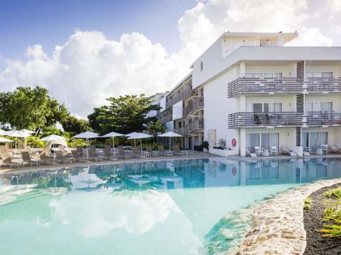hotels resorts op edge pool
