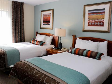 two bedroom suites queen beds